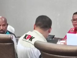 Kawal Tim KPK Periksa Lukas Enembe