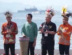 Jokowi Didampingi Kepala BIN Budi Gunawan Resmikan Papua Street Carnaval