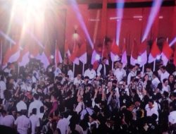 Anak Muda Berdesakan Sambut Ganjar-Mahfud di Gedung Arsip Nasional