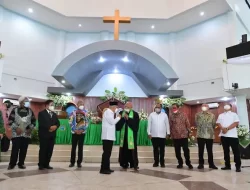 Pemerintah Serahkan Bantuan Pembangunan Gereja di Papua Secara Transparan