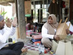Kolaborasi Program AMANAH dan Rumpun Berdayakan UMKM Anyaman Bili Droe