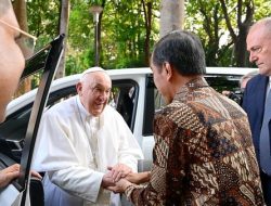 Akhiri Kunjungan Bersejarah Paus ke Indonesia: Penuh Pesan Perdamaian dan Toleransi